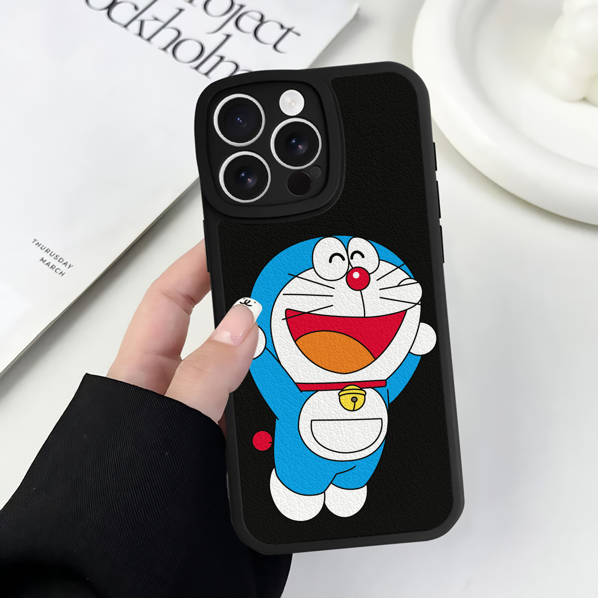 （画像用） ドラえもん Doraemon 【iPhone 16シリーズ対応】シリコンスマホケース（レザー調） 材質：シリコン